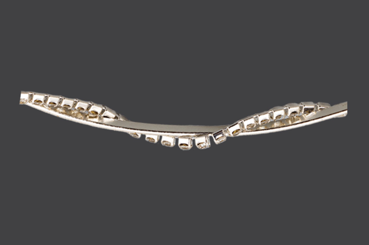 Στέφανο με ασημί βέργα στράς και δέσιμο με δανδέλα.