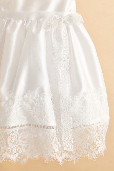 Βαπτιστικό φόρεμα με λευκό ύφασμα και δαντελένια λευκή τρέσσα