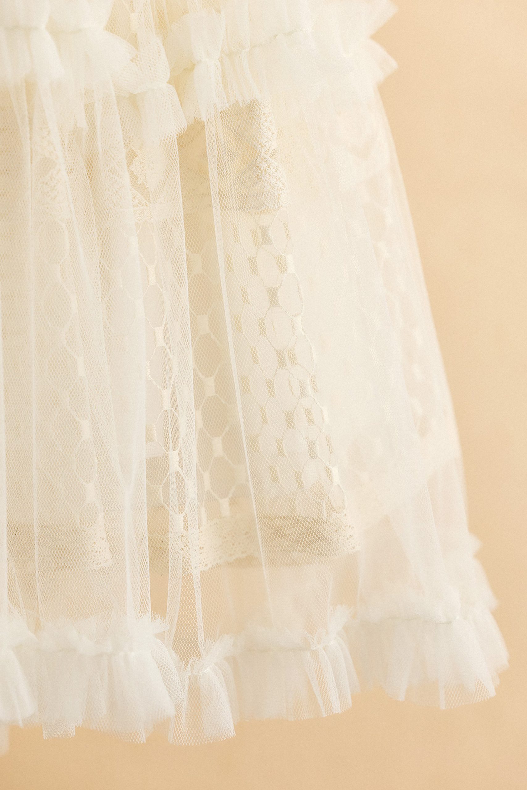 Βαπτιστικό φόρεμα εκρού με ρόμβους και τριανταφυλλάκια Βαπτιστικό φόρεμα εκρού με ρόμβους και τριανταφυλλάκια