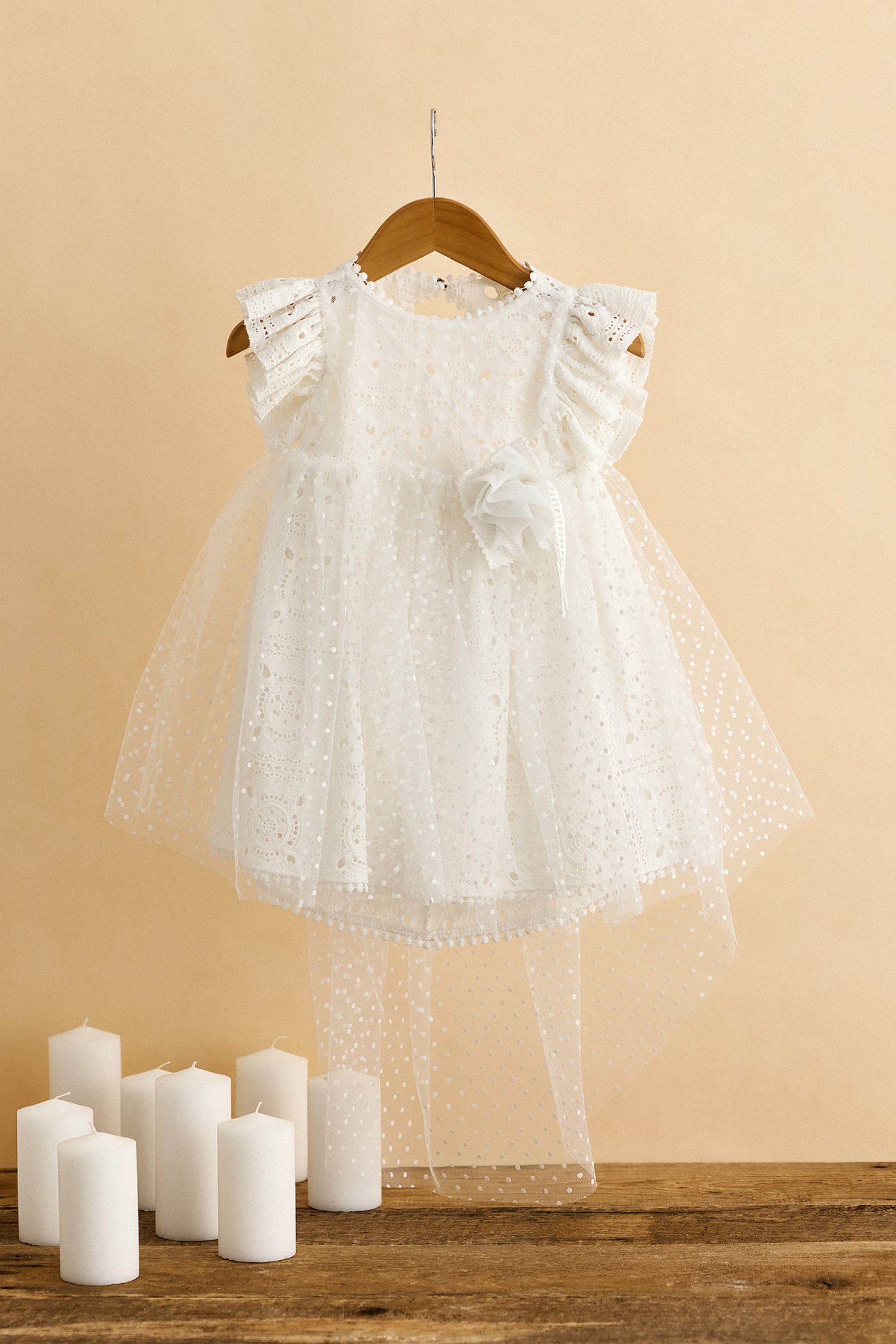 Λευκό βαπτιστικό φόρεμα πουά και δαντέλα με τετράγωνα Λευκό βαπτιστικό φόρεμα πουά και δαντέλα με τετράγωνα