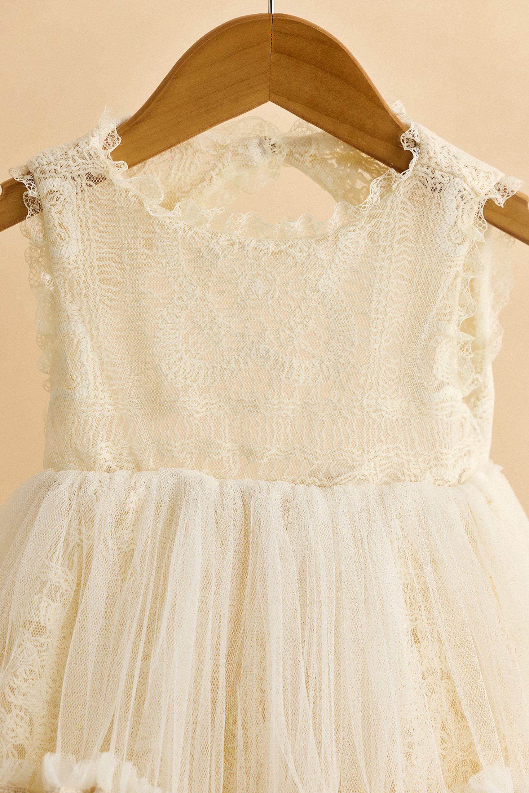 Εκρού φόρεμα βάπτισης με εκρού βαμβακερά τετράγωνα στη δαντέλα Εκρού φόρεμα βάπτισης με εκρού βαμβακερά τετράγωνα στη δαντέλα