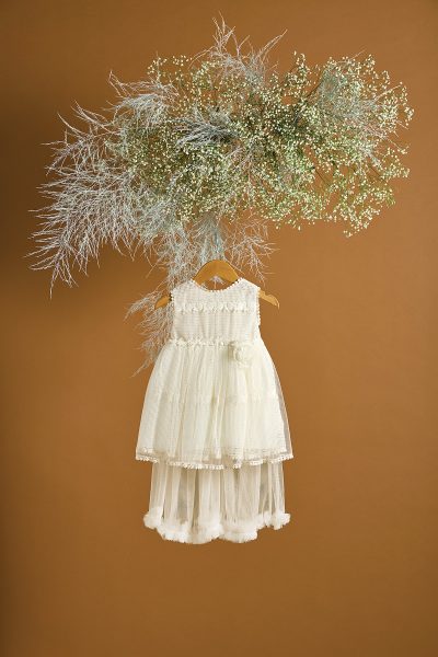 Αρχική Βαπτιστικό φόρεμα εκρού με δίχτυ και τούλινη ουρά που αφαιρείται