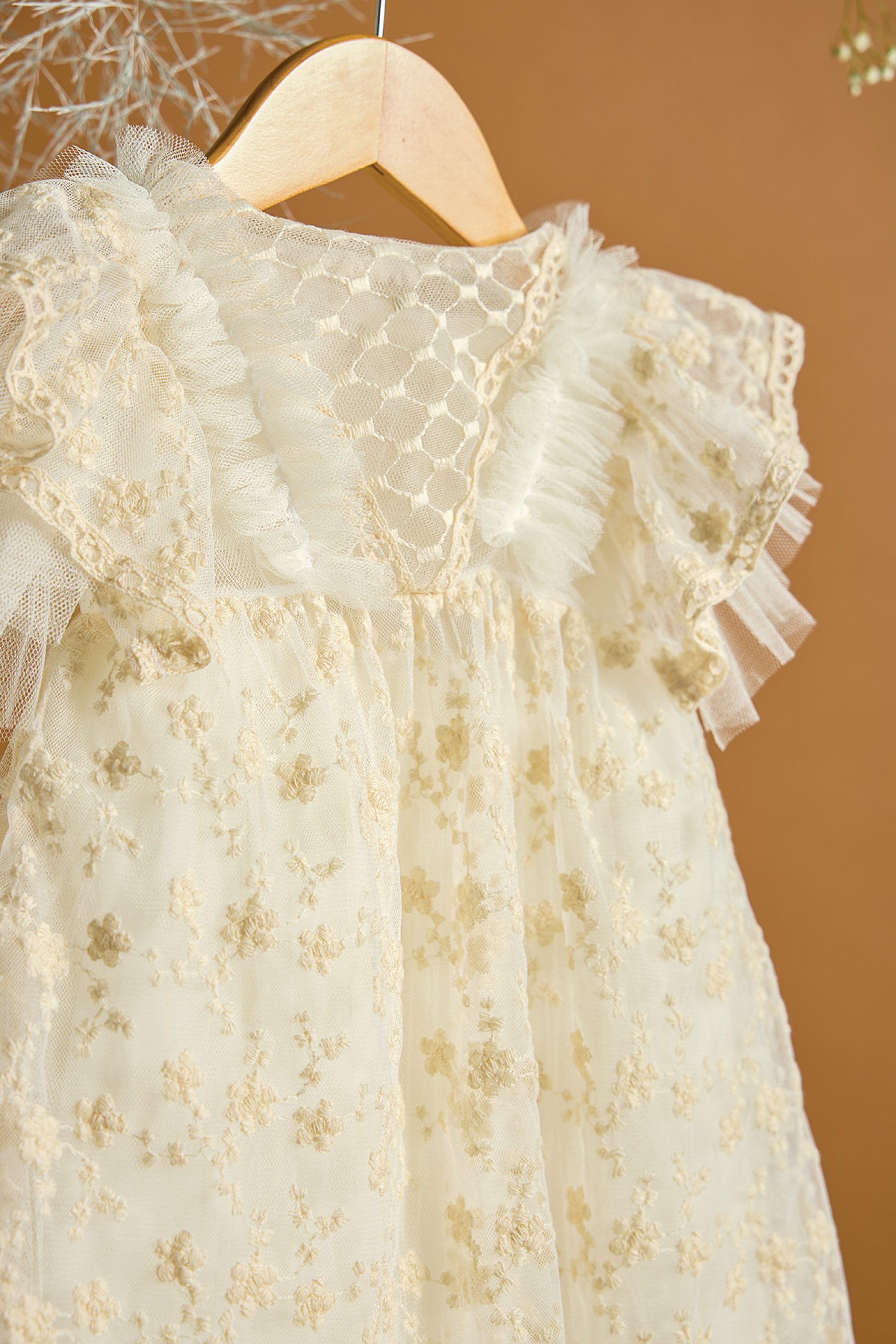 landA021-2400x3600 2 Βαπτιστικό φόρεμα εκρού τουνίκ με λουλουδάκια και ρόμβους