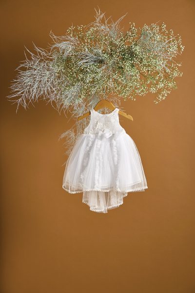 Βαπτιστικό φόρεμα λευκό με ουρά και βουάλ λευκό φιόγκο