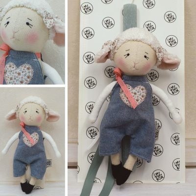 Πασχαλινή λαμπάδα χειροποίητη με άσπρο υφασμάτινο Προβατάκι, οικολογικά υλικά και λεπτομέρειες ραμμένες.