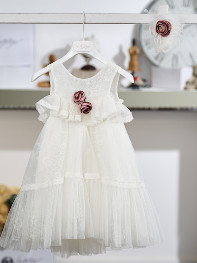 Αέρινο και φίνο, το συγκεκριμένο βαπτιστικό φόρεμα ξεχωρίζει για τις πλούσιες υφές και τις ιδιαίτερες διακοσμητικές λεπτομέρειες. Η ιβουάρ απόχρωση αναδεικνύει τη δαντέλα και το τούλι, δημιουργώντας ένα καλαίσθητο αποτέλεσμα ιδανικό για την ημέρα της βάπτισης.