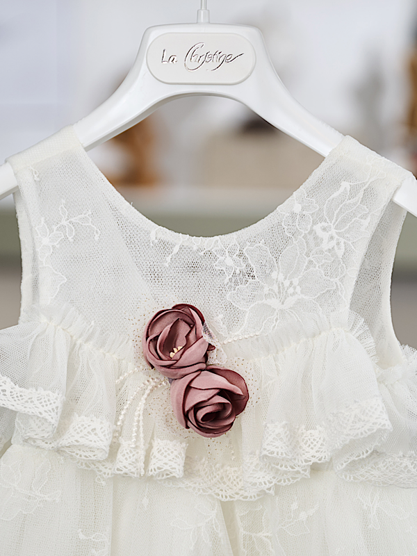 Αέρινο και φίνο, το συγκεκριμένο βαπτιστικό φόρεμα ξεχωρίζει για τις πλούσιες υφές και τις ιδιαίτερες διακοσμητικές λεπτομέρειες. Η ιβουάρ απόχρωση αναδεικνύει τη δαντέλα και το τούλι, δημιουργώντας ένα καλαίσθητο αποτέλεσμα ιδανικό για την ημέρα της βάπτισης.