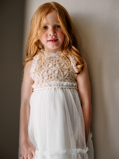 Η φυσική κομψότητα και η boho αισθητική συναντούν τη ρομαντική φινέτσα σε αυτό το ξεχωριστό βαπτιστικό φόρεμα σε απαλή ιβουάρ απόχρωση.