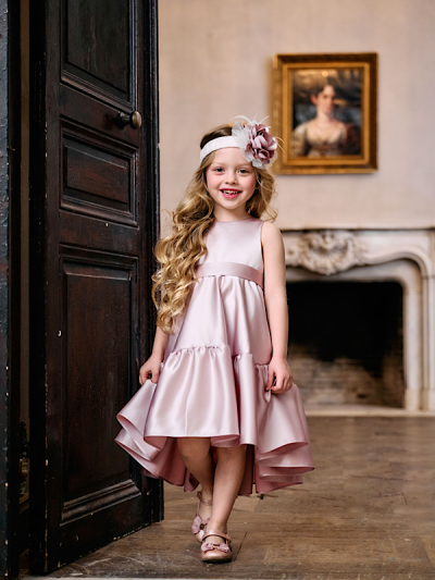 Η μοντέρνα κομψότητα και η διακριτική φινέτσα αναδεικνύουν αυτό το ιδιαίτερα καλαίσθητο βαπτιστικό φόρεμα σε απόχρωση σάπιο μήλο.