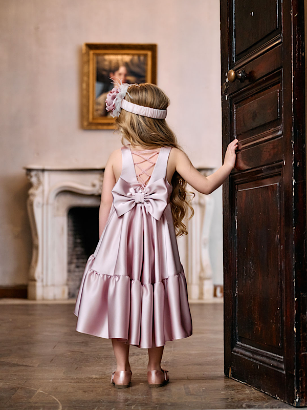 Η μοντέρνα κομψότητα και η διακριτική φινέτσα αναδεικνύουν αυτό το ιδιαίτερα καλαίσθητο βαπτιστικό φόρεμα σε απόχρωση σάπιο μήλο.