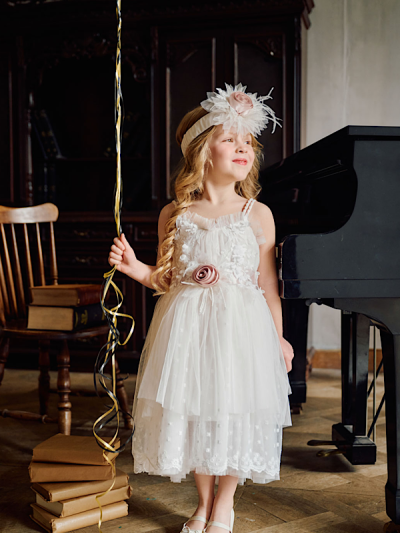 Φίνα υφάσματα και εκλεπτυσμένες λεπτομέρειες συνθέτουν ένα ιδιαίτερα καλαίσθητο βαπτιστικό φόρεμα, ιδανικό για μια κομψή εμφάνιση την ημέρα της βάπτισης. Η απαλή βανίλια απόχρωση αναδεικνύει το τούλι και τη δαντέλα, δημιουργώντας ένα αέρινο και διαχρονικό αποτέλεσμα.