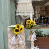 Βαπτιστικό πακέτο boho με ηλιοτρόπια και βαλίτσα Ένα ολοκληρωμένο ξεχωριστό βαπτιστικό πακέτο σε λευκές και φυσικές αποχρώσεις , με πρωταγωνιστές τα εντυπωσιακά ηλιοτρόπια που χαρίζουν ζεστασιά , φρεσκάδα και καλοκαιρινή διάθεση ! Το σετ συνδυάζει κομψές λεπτομέρειες , φυσικά στοιχεία και διακριτικές χρυσές πινελιές , δημιουργώντας μια ατονική σύνθεση που ξεχωρίζει για την αισθητική και τη μοναδικότητα της. Το boho βαπτιστικό φόρεμα από εκρού τούλι με εντυπωσιακές δαντελένιες λεπτομέρειες ολοκληρώνει υπέροχα το σύνολο μαζί με τις ασορτί εσπαντρίγιες.