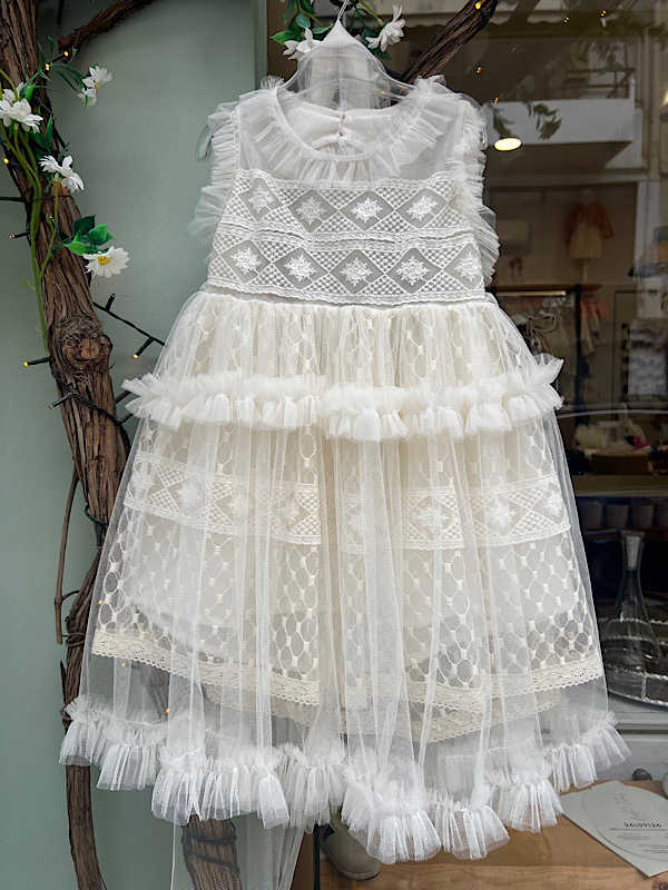 Βαπτιστικό πακέτο boho με ηλιοτρόπια και βαλίτσα Ένα ολοκληρωμένο ξεχωριστό βαπτιστικό πακέτο σε λευκές και φυσικές αποχρώσεις , με πρωταγωνιστές τα εντυπωσιακά ηλιοτρόπια που χαρίζουν ζεστασιά , φρεσκάδα και καλοκαιρινή διάθεση ! Το σετ συνδυάζει κομψές λεπτομέρειες , φυσικά στοιχεία και διακριτικές χρυσές πινελιές , δημιουργώντας μια ατονική σύνθεση που ξεχωρίζει για την αισθητική και τη μοναδικότητα της. Το boho βαπτιστικό φόρεμα από εκρού τούλι με εντυπωσιακές δαντελένιες λεπτομέρειες ολοκληρώνει υπέροχα το σύνολο μαζί με τις ασορτί εσπαντρίγιες.