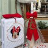 Βαπτιστικό πακέτο Minnie Mouse σε κόκκινο-λευκό Ένα ολοκληρωμένο βαπτιστικό πακέτο εμπνευσμένο από τη γλυκιά Minnie Mouse , που συνδιάζει το διαχρονικό λευκό με το έντονο κόκκινο , δημιουργώντας ένα μοναδικό αποτέλεσμα γεμάτο παιχνιδιάρικη διάθεση και κομψότητα!