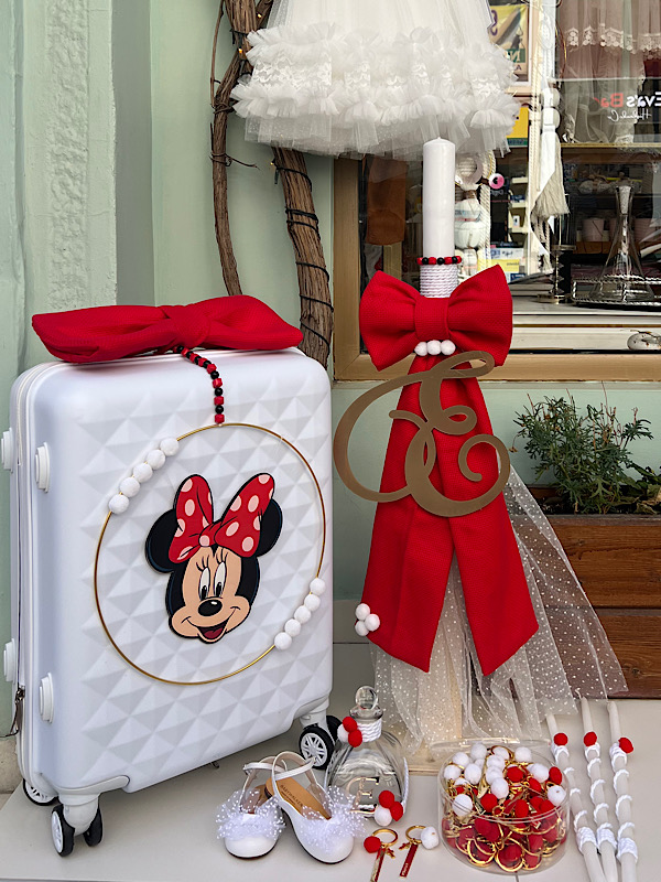Βαπτιστικό πακέτο Minnie Mouse σε κόκκινο-λευκό Ένα ολοκληρωμένο βαπτιστικό πακέτο εμπνευσμένο από τη γλυκιά Minnie Mouse , που συνδιάζει το διαχρονικό λευκό με το έντονο κόκκινο , δημιουργώντας ένα μοναδικό αποτέλεσμα γεμάτο παιχνιδιάρικη διάθεση και κομψότητα!