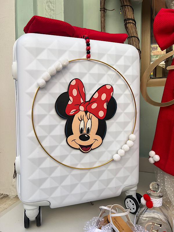 Βαπτιστικό πακέτο Minnie Mouse σε κόκκινο-λευκό Ένα ολοκληρωμένο βαπτιστικό πακέτο εμπνευσμένο από τη γλυκιά Minnie Mouse , που συνδιάζει το διαχρονικό λευκό με το έντονο κόκκινο , δημιουργώντας ένα μοναδικό αποτέλεσμα γεμάτο παιχνιδιάρικη διάθεση και κομψότητα!